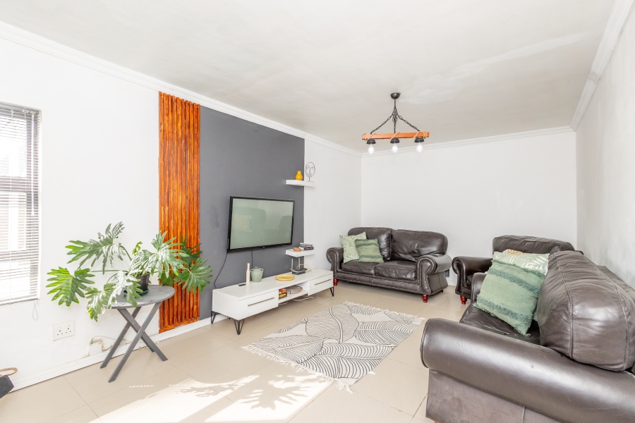 6 Bedroom Property for Sale in Jakarandas Western Cape